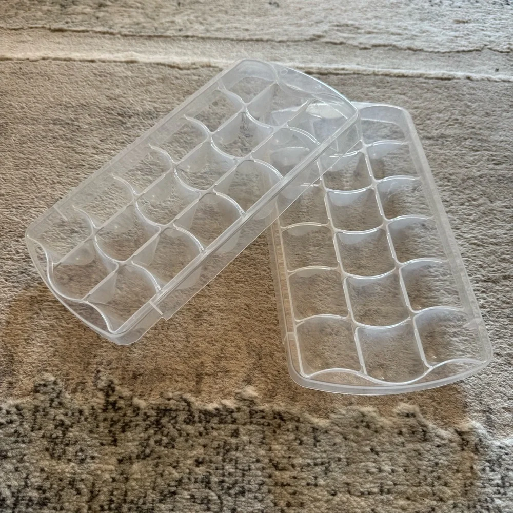 🛍🏙3️⃣ for $1️⃣5️⃣ Bundle of 2 ice cube trays and plastic storage bin